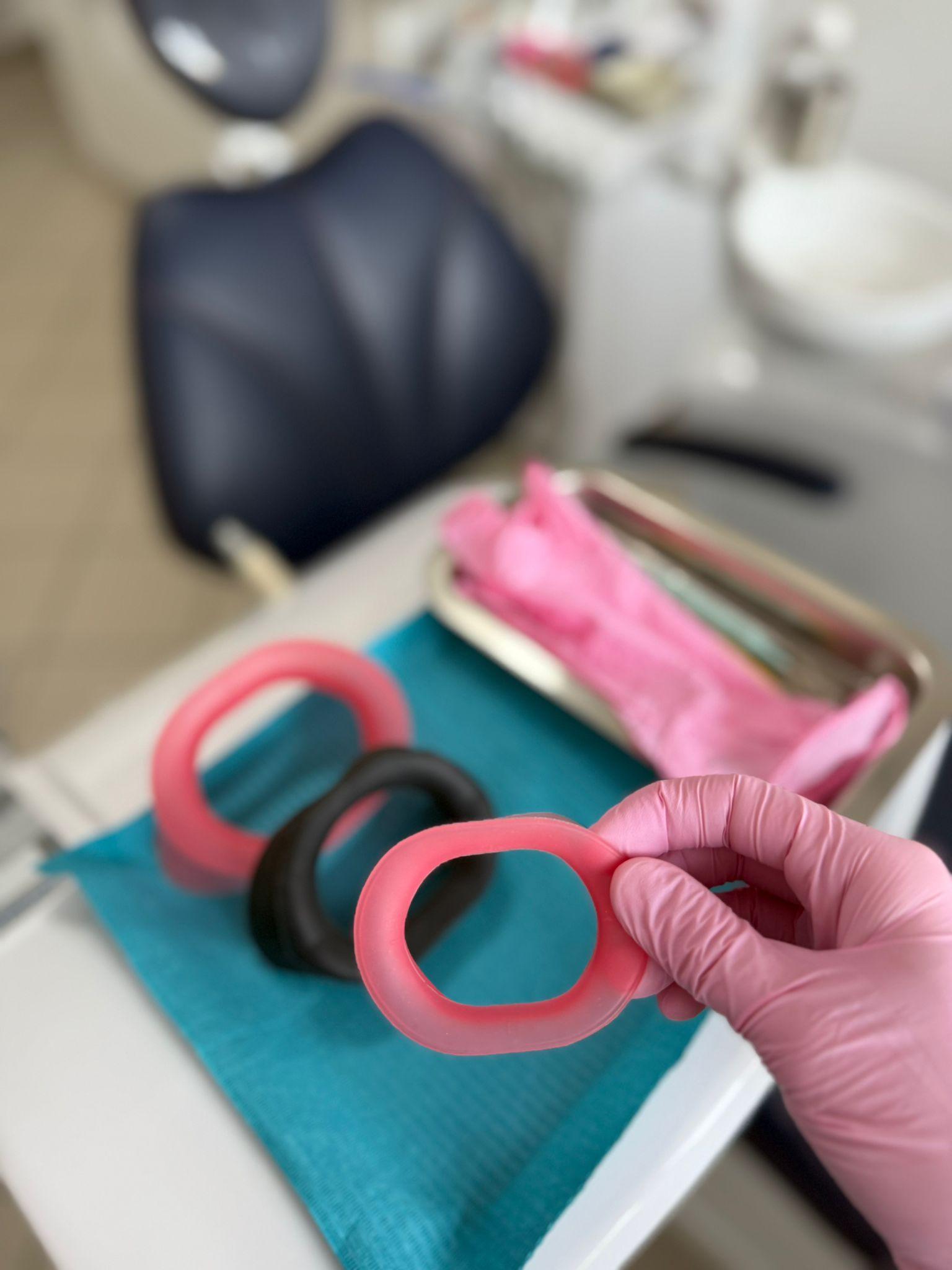 VisionButler – pink and black silicone dental retractor